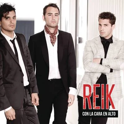 Reik Con la Cara en Alto