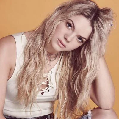 歌手 Louisa Johnson